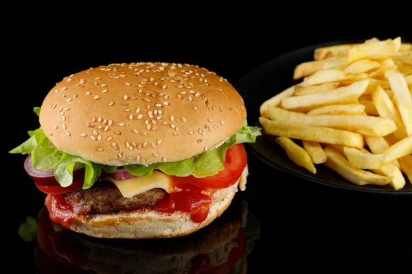 Leuke Burger Zelfgemaakte Cheeseburger Close Burger Frites — Stockfoto