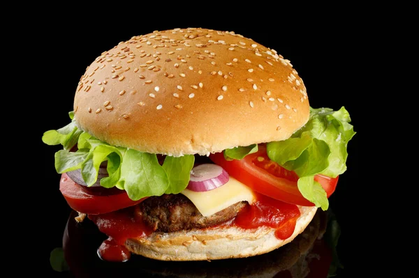 Burger Szelettel Paradicsommal Sajttal Zöldséggel Friss Ízletes Burger Elszigetelt Fekete — Stock Fotó