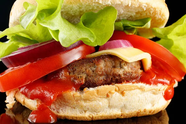 Burger Aus Nächster Nähe Appetitanregender Burger Mit Salat Tomaten Käse — Stockfoto