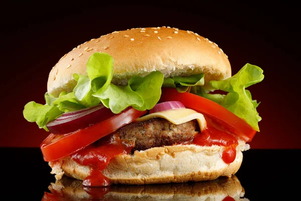 Burger Met Kotelet Tomaat Kaas Groente Verse Smakelijke Burger Geïsoleerd — Stockfoto