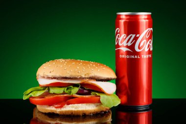 LVIV, UKRAINE - 30 Eylül 2022: Patatesli Burger ve Coca Cola