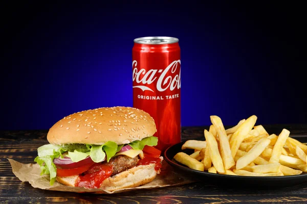 LVIV, UKRAINE - 30 Eylül 2022: Patatesli Burger ve Coca Cola