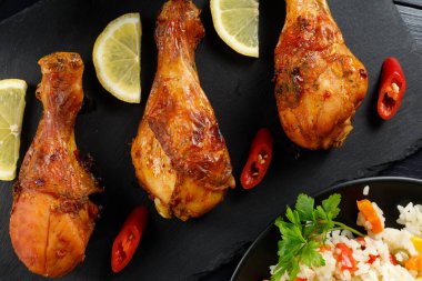 Kızarmış tavuk bacağı, acı biber ve limon..