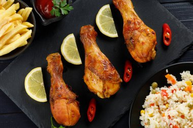 Kızarmış tavuk budu, pirinç ve limonlu. Lezzetli ve sağlıklı bir öğle yemeği. Yürekli yemek.