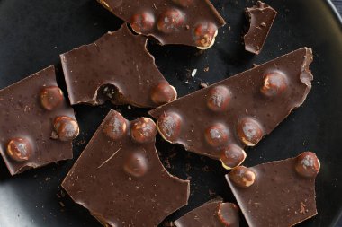 Siyaha fındıklı çikolata. Koyu çikolata parçaları yakın plan..