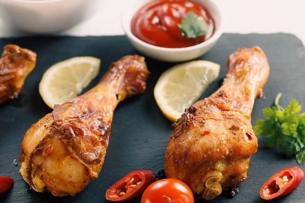 Gefrituurde Kippenpoten Met Tomaten Citroen Barbecue Kip Houten Tafel — Stockfoto