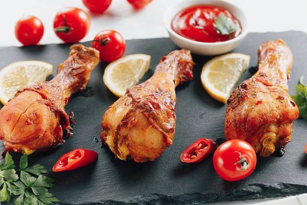 Gefrituurde Kippenpoten Met Tomaten Citroen — Stockfoto