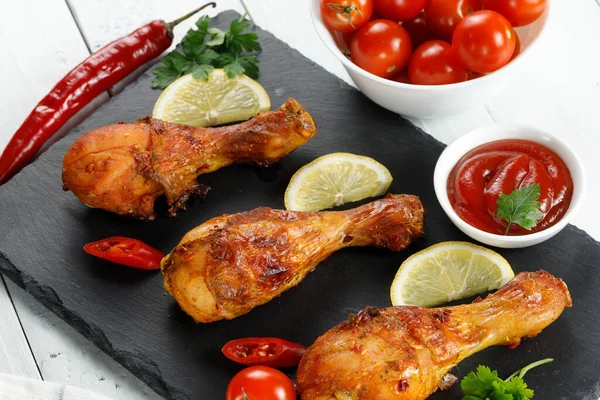 Kızarmış Tavuk Bacağı Masada Lezzetli Restoran Yemekleri — Stok fotoğraf