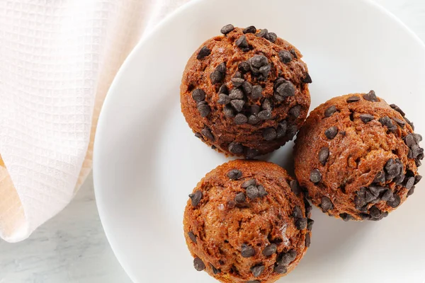 Muffiny Čokoládou Bílém Talíři — Stock fotografie