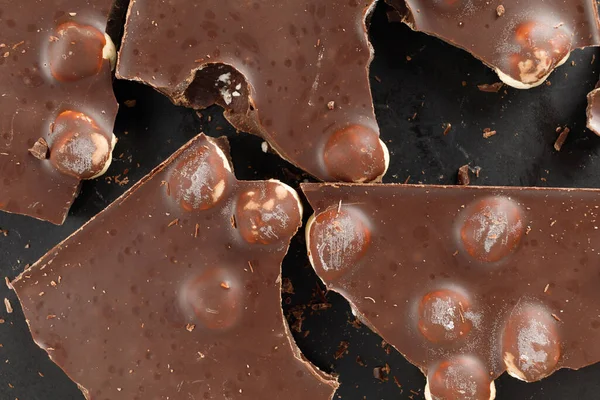 Potongan Coklat Dengan Kacang Pada Hitam Close — Stok Foto