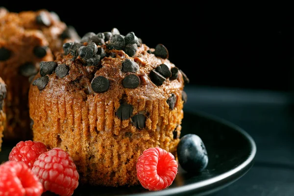 Muffin Cioccolato Con Bacche Cupcake Appetitosi Sfondo Scuro — Foto Stock