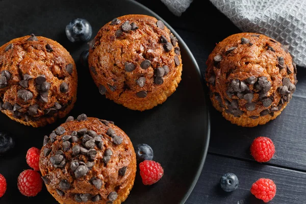 Čokoládový Muffin Bobulemi Apetizing Cupcakes Dark Background — Stock fotografie