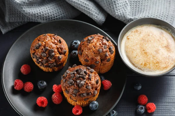 Muffins Choklad Muffins Med Cappuccino Och Bär — Stockfoto
