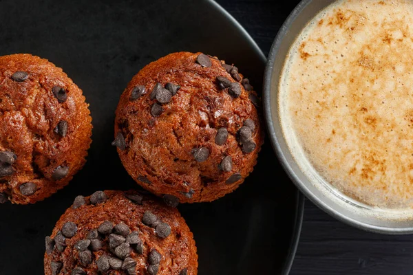 Muffiny Čokoládové Dortíky Cappuccinem Bobulemi — Stock fotografie
