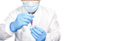 Doktor salgıları SARS CoV-2 hızlı antijen test kitine (ATK) Coronavirus enfeksiyon koruyucu konsepti ile yerleştirir.