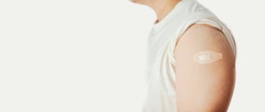 Kolunda yapıştırıcı bandaj olan bir adam var.