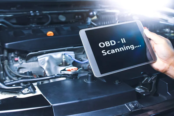 自動修復ガレージ内のタブレット上のObd2スキャナ技術によるコード障害の技術診断 — ストック写真