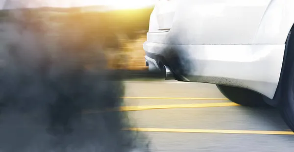 Modası geçmiş dizel motoru ve yolda siyah dumanı olan bir aracın hava kirliliği 