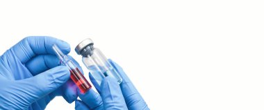 Doktorun elinde ilaç ampulü ve şırınga hazırlığı için şişeler var. Beyaz arka planda yatay fotokopi alanı var.