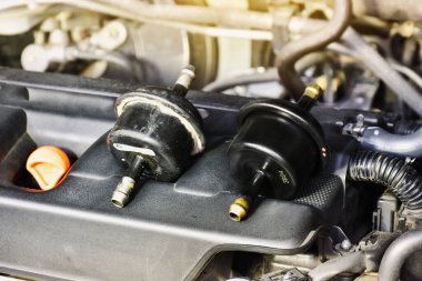Yeni ve eski vites yağı filtresi araba motorundaki iletim sistemiyle karşılaştırılır