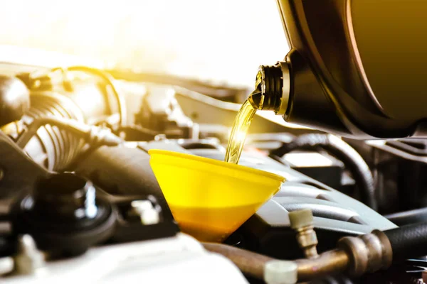 Mechanic Pouring Motor Oil Engine Repair Garage Shop — Stock Photo, Image