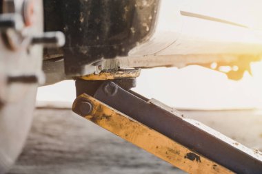 Araba gövdesinin kaldırma noktası hidrolik zemin krikosuyla kapanır.