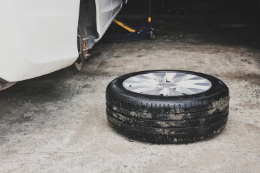 Araba tekerleği yere serildi ve araba tamirhanesinde bozuk bir araba bulundu. 