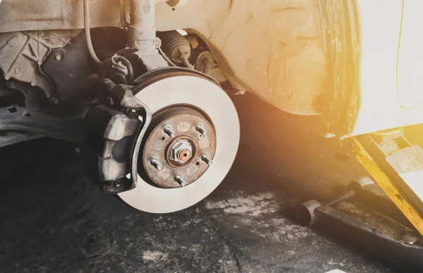 Otomobil tamir servisinde tekerlek olmadan araba diski fren ve merkez.
