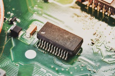 Bilgisayar dizüstü bilgisayarının elektronik devre kartında entegre devre (IC), yakın çekim makrosu