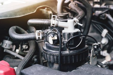 Arabada dizel yakıt filtre kutusu ve dizel motor sisteminin lastik tüpü var.