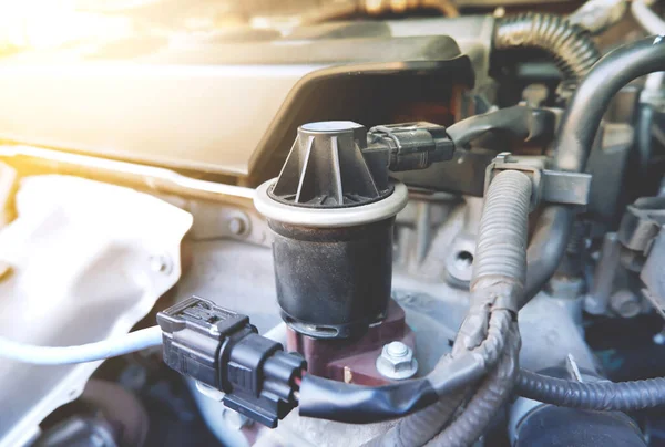 Egzoz gazının (EGR) egzozdaki karbon monoksit gazını azaltmak için motor bölümündeki eski egzoz gazını kapatın. otomotiv bölümü kavramı.