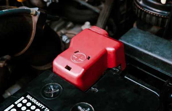 Batterie Anodenanschluss Mit Roter Kunststoffabdeckung Ist Auf Einer Schwarzen Batterie — Stockfoto