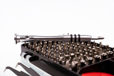 Elektronik tamir için beyaz arka plandaki plastik kutuya çok hassas tornavida yerleştirildi