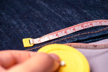 Kot pantolon kumaşında sarı renkli ve mavi renkli bir şerit.