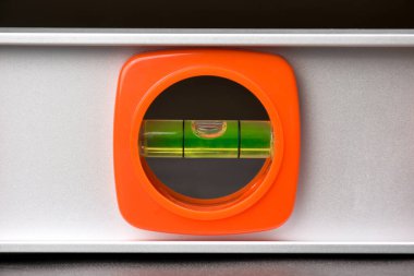 Yapı ruhu seviyesinde aracı merkezinde gösterge matarası ile kabarcık düzeyi parçası