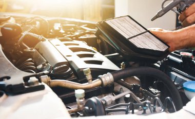 Otomatik mekanik eldeki hava filtresi hava üfleme silahıyla toz ve temizlik yapıyor.