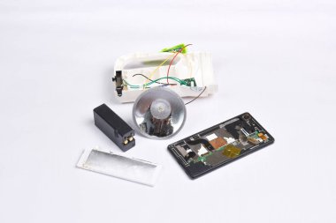 Beyaz arkaplan, pil, el feneri ve cep telefonunda geri dönüşüm için elektronik çöp
