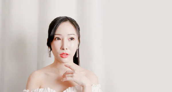 Beautiful White Asian Woman Stands Upright Looks Sideways Creamy Background — Stok fotoğraf