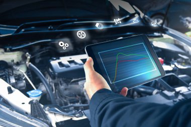 Otomatik tamirci motor sistemini ODB2 tableti ve otomobil servis simgesi, oto tamirhanesi iş konsepti ile kontrol ediyor