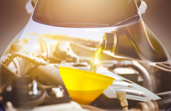 Πετρέλαιο Μηχανών Που Ρίχνει Στον Κινητήρα Αυτοκινήτων Ηλιακό Φως Και — Φωτογραφία Αρχείου