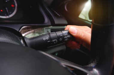 Şoför kolu farların düğmesini açıyor.