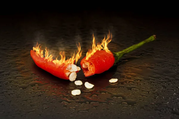 Κόκκινες Καυτερές Πιπεριές Τσίλι Και Σπόροι Τσίλι Φλόγες Που Σιγοκαίνε — Φωτογραφία Αρχείου