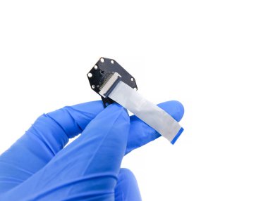 Kurdele kablosu 24 PIN bir teknisyen elinde devre kartı bağlantısı için