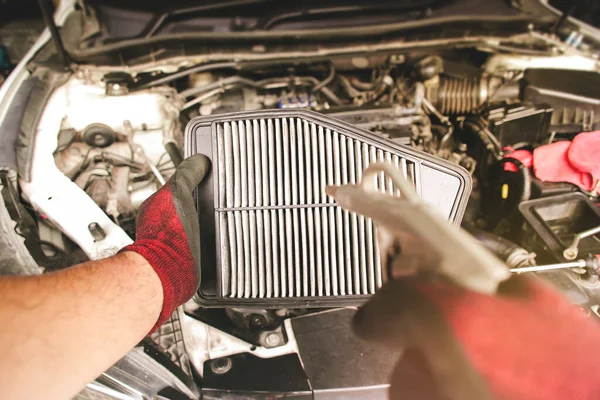 Filtro Aire Del Coche Mano Mecánica Auto Está Soplando Polvo — Foto de Stock