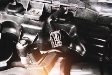 Motor bölmesindeki araba ateşleme bobininin elektronik prizini kapat