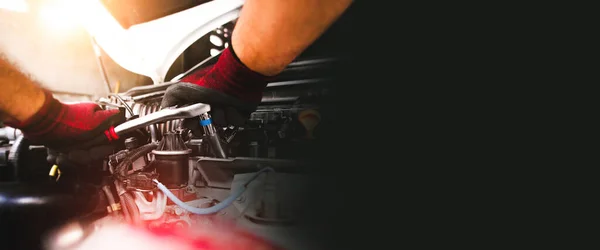 Mão Luva Vermelha Mecânico Automático Está Fixando Parafuso Com Chave — Fotografia de Stock
