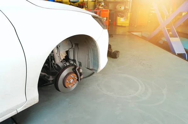 Car Broken Disc Brakes Wheels Parked Auto Repair Garage Auto — Stock Photo, Image