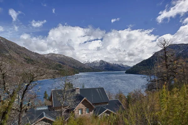 Casa junto ao lago Fotos De Bancos De Imagens