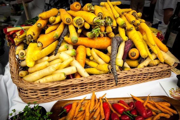 Cenouras em um cesto em uma feira Fotografia De Stock