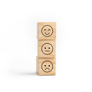 Beyaz arka planda gülen yüzlü, tahta küplü müşteri hizmetleri değerlendirmesi. 3B illüstrasyon.